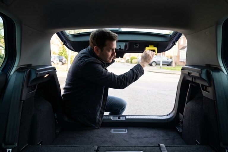 Comment ouvrir un coffre de voiture de l'intérieur